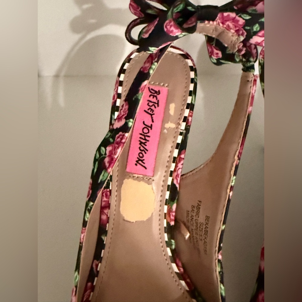 Betsey Johnson black w/ pink roses sling back pointy toe pumps w/ bows (4” heel) - Picture 4 of 11